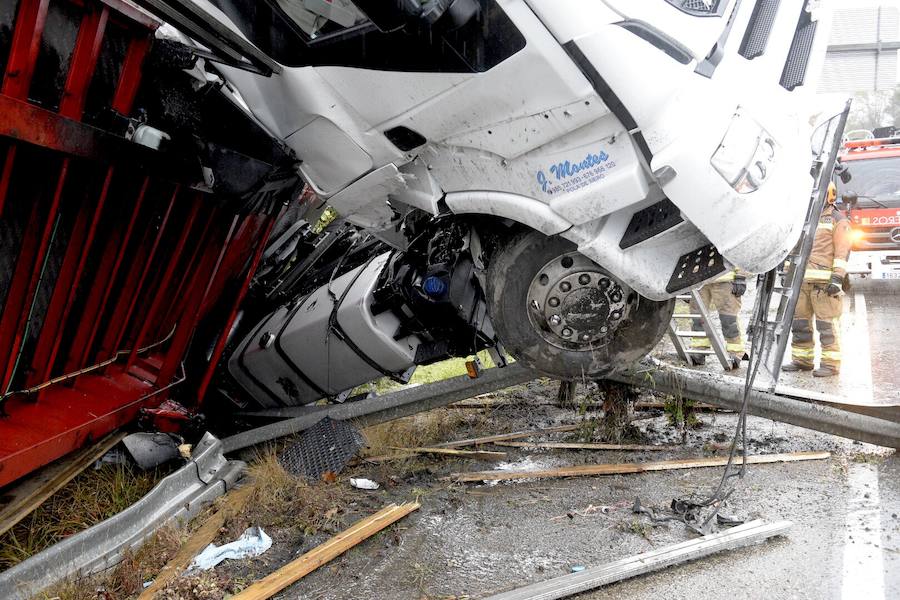 Fotos Un Camionero Herido En Un Aparatoso Accidente En La A En